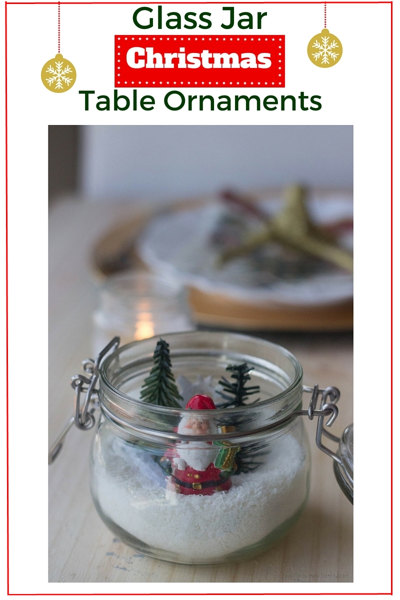 Table Ornaments for Christmas made with glass jars. All you need is shredded coconut, small Christmas ornaments and a glass jar, and you´ve created beautiful table decor!