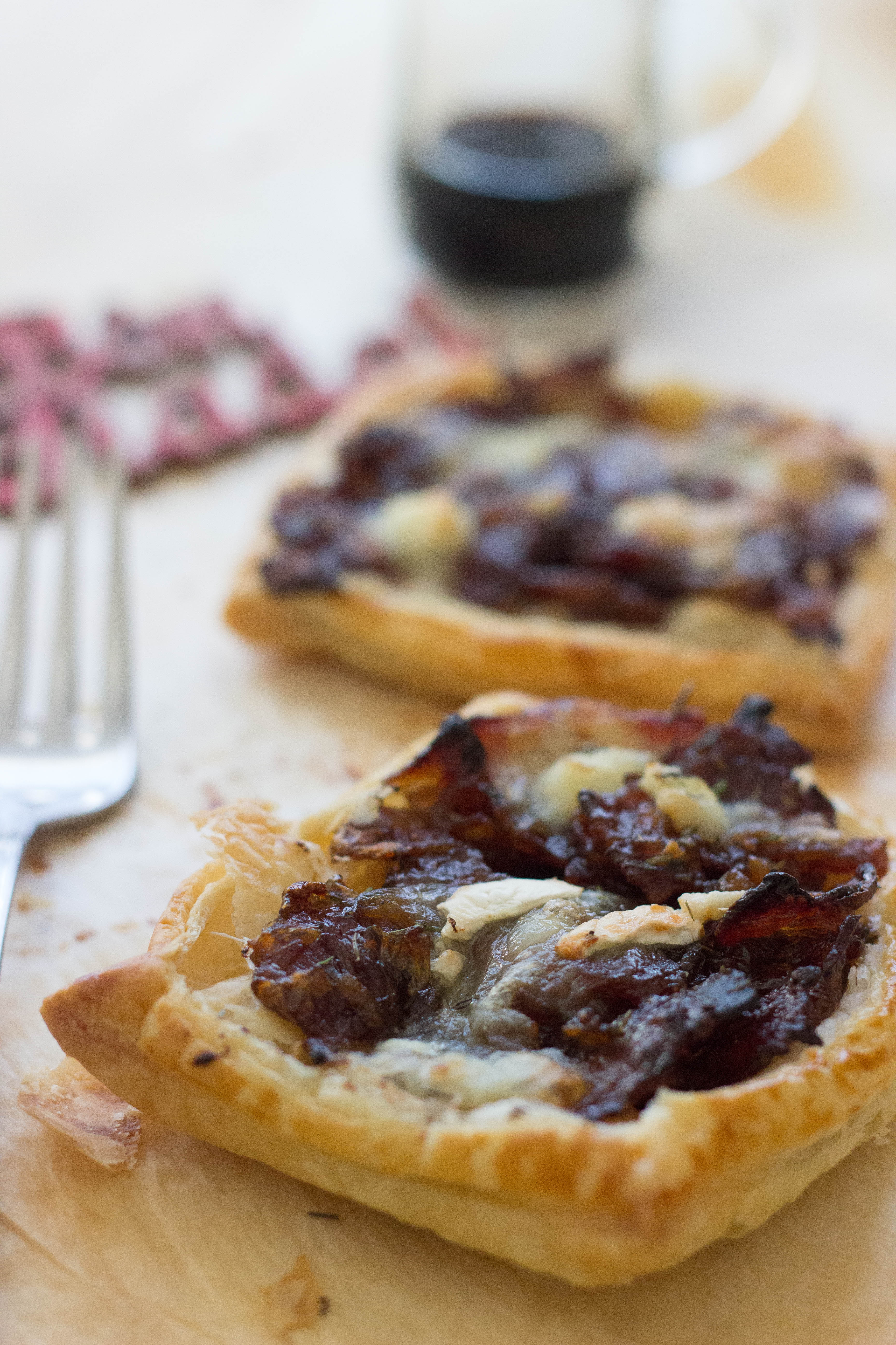 Caramelised onion tartlets made with red onion, bacon and goats cheese. A super easy recipe, perfect for the Holidays!!