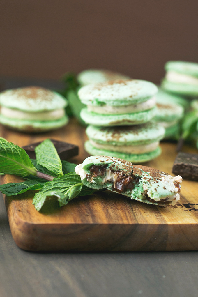 Mint Chocolate Chip Vegan Macarons Aquafaba - 17 Mint Chocolate Desserts for St Patrick´s Day | Round Up compiled by FlavoursandFrosting.com