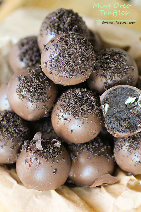 Mint Oreo Truffles - 17 Mint Chocolate Desserts for St Patrick´s Day | Round Up compiled by FlavoursandFrosting.com