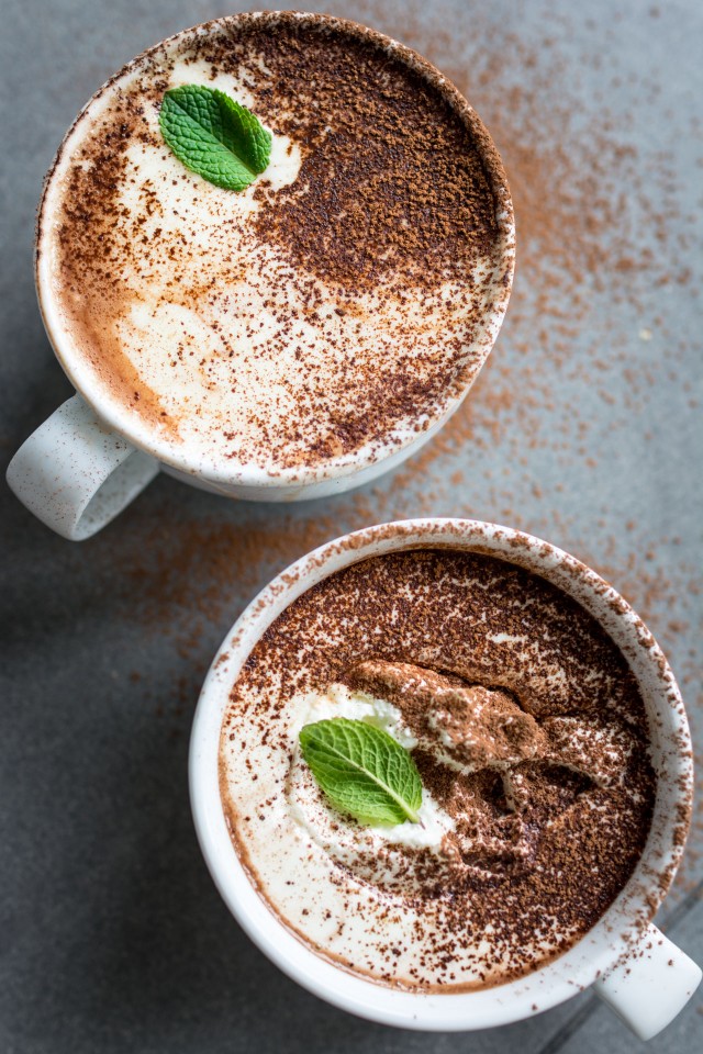 Vegan Mint Hot Chocolate - 17 Mint Chocolate Desserts for St Patrick´s Day | Round Up compiled by FlavoursandFrosting.com