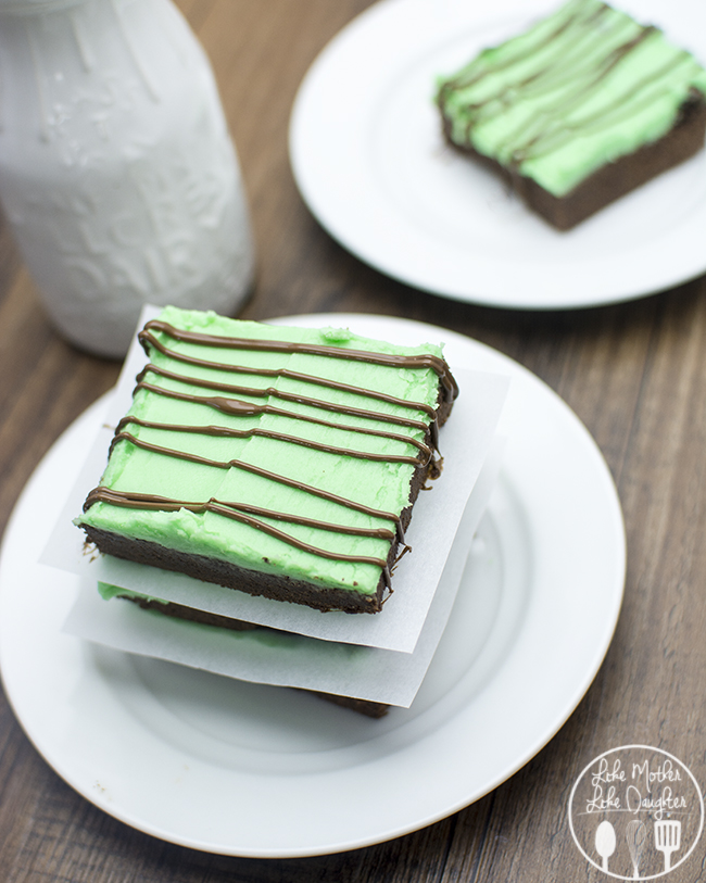 Chocolate Mint Sugar Cookie Bars - 17 Mint Chocolate Desserts for St Patrick´s Day | Round Up compiled by FlavoursandFrosting.com